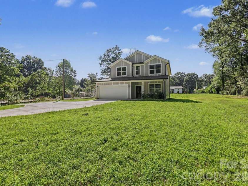2005 Overhill Drive, Monroe, NC 28110.  MLS# CAR4416161, YatesRealty ID 47661. Spacious Front Yard