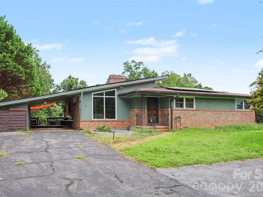 126 21st Avenue, Hickory, NC 28601.  MLS# CAR4417447, YatesRealty ID 47664. 