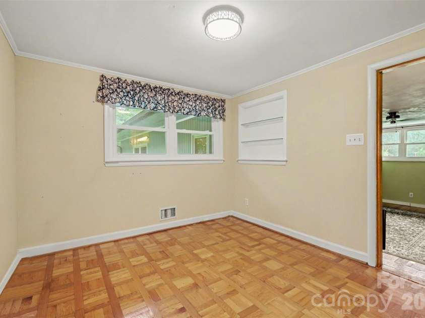 126 21st Avenue, Hickory, NC 28601.  MLS# CAR4417447, YatesRealty ID 47664. 