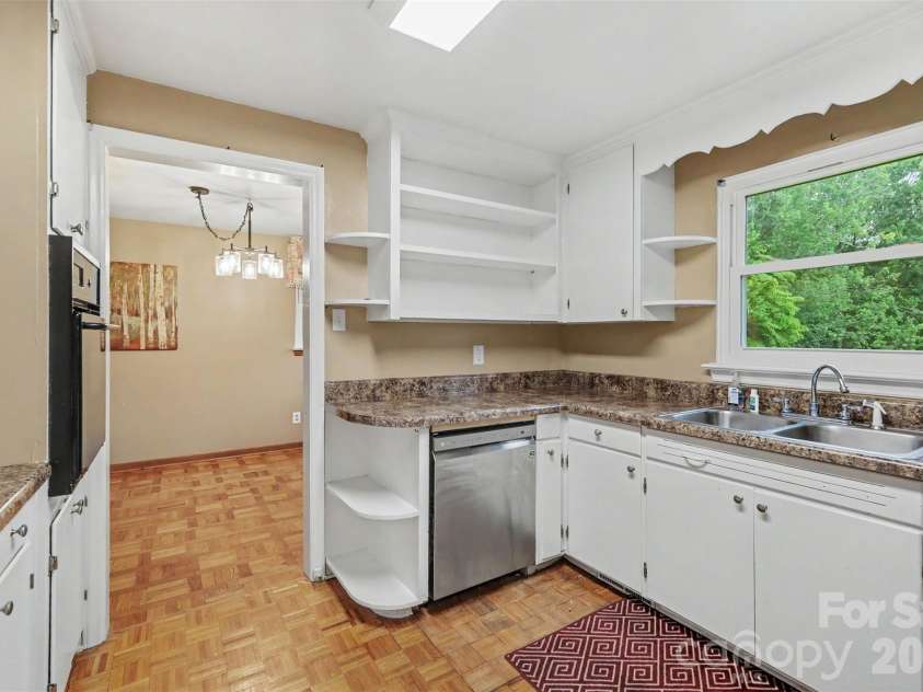 126 21st Avenue, Hickory, NC 28601.  MLS# CAR4417447, YatesRealty ID 47664. 