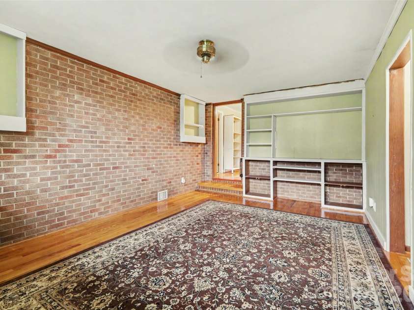 126 21st Avenue, Hickory, NC 28601.  MLS# CAR4417447, YatesRealty ID 47664. 