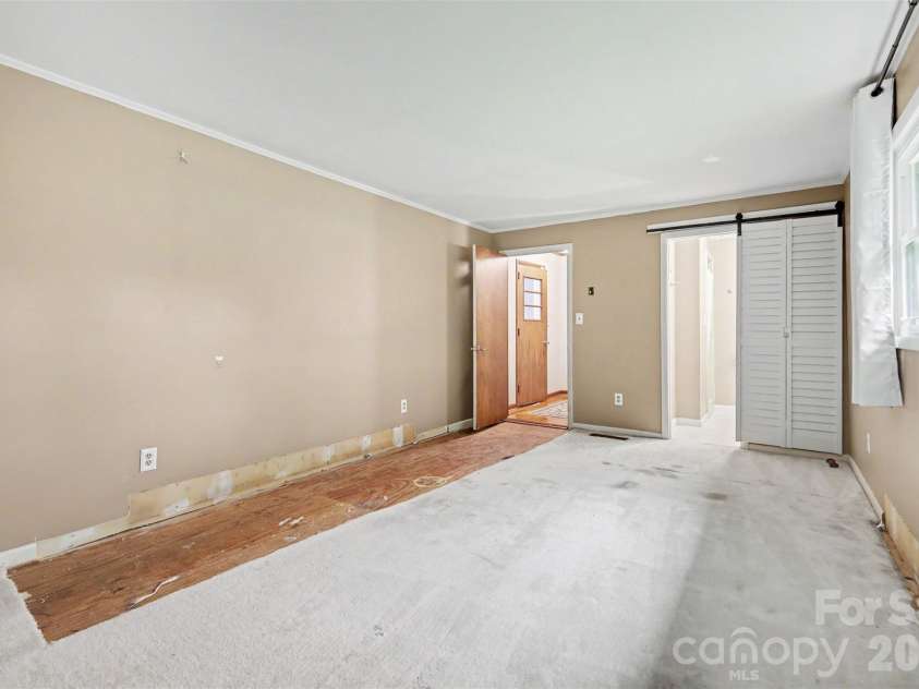 126 21st Avenue, Hickory, NC 28601.  MLS# CAR4417447, YatesRealty ID 47664. 