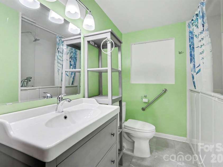 126 21st Avenue, Hickory, NC 28601.  MLS# CAR4417447, YatesRealty ID 47664. 