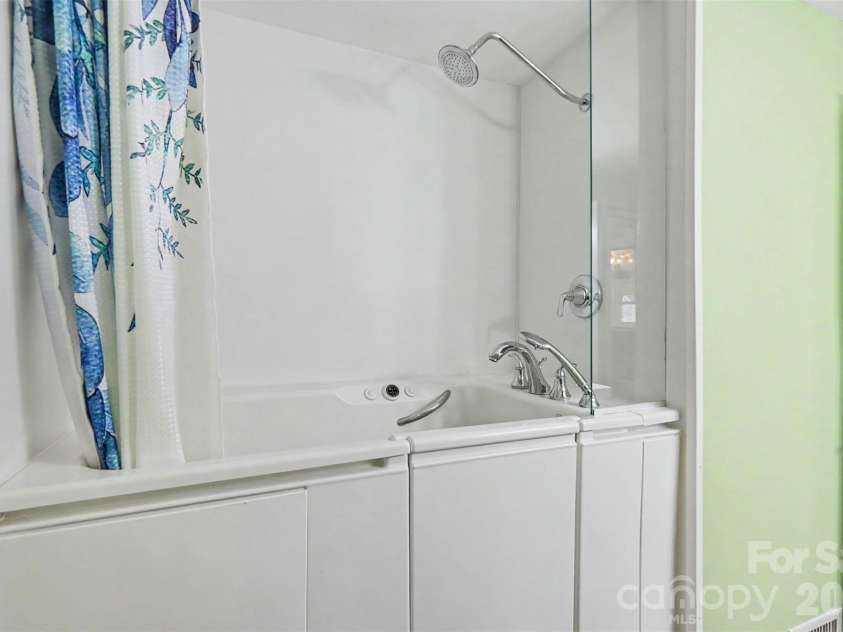 126 21st Avenue, Hickory, NC 28601.  MLS# CAR4417447, YatesRealty ID 47664. 