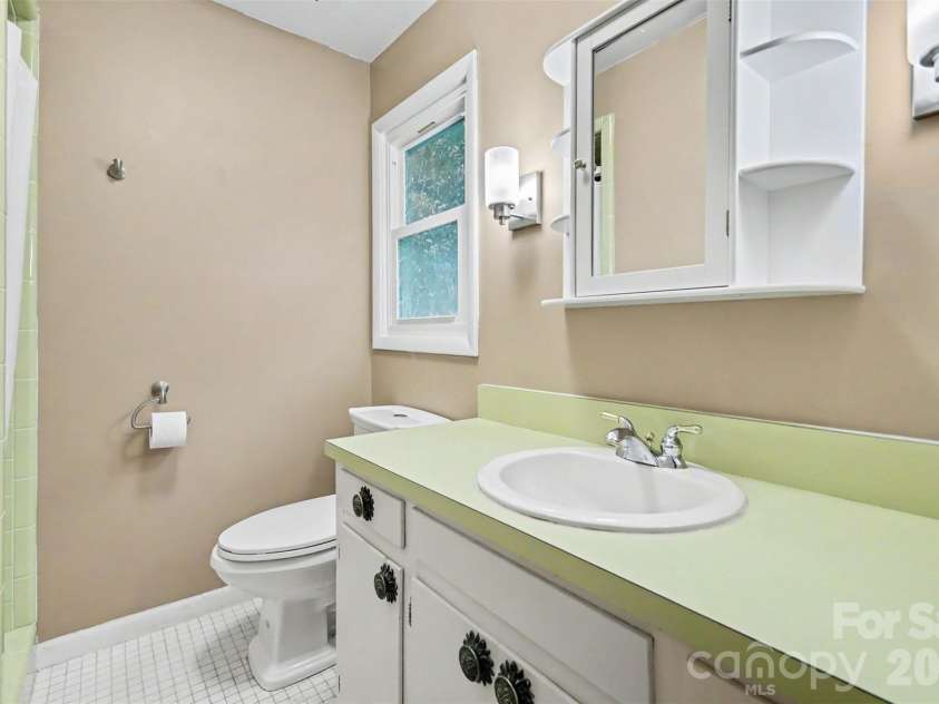 126 21st Avenue, Hickory, NC 28601.  MLS# CAR4417447, YatesRealty ID 47664. 