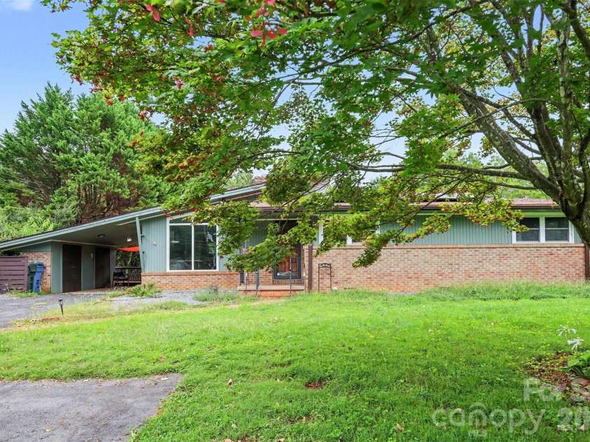 126 21st Avenue, Hickory, NC 28601.  MLS# CAR4417447, YatesRealty ID 47664. 