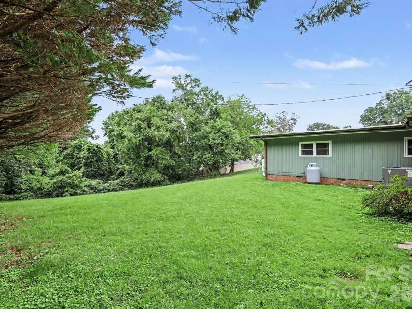 126 21st Avenue, Hickory, NC 28601.  MLS# CAR4417447, YatesRealty ID 47664. 