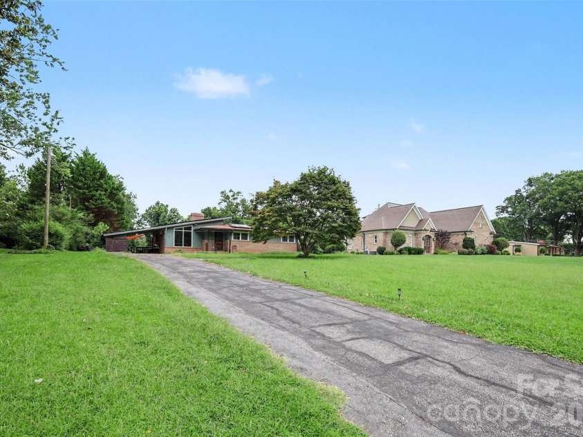 126 21st Avenue, Hickory, NC 28601.  MLS# CAR4417447, YatesRealty ID 47664. 