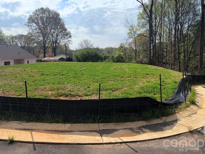 421 Robindale Court, Winston Salem, NC 27107.  MLS# CAR4321840, YatesRealty ID 47669. 
