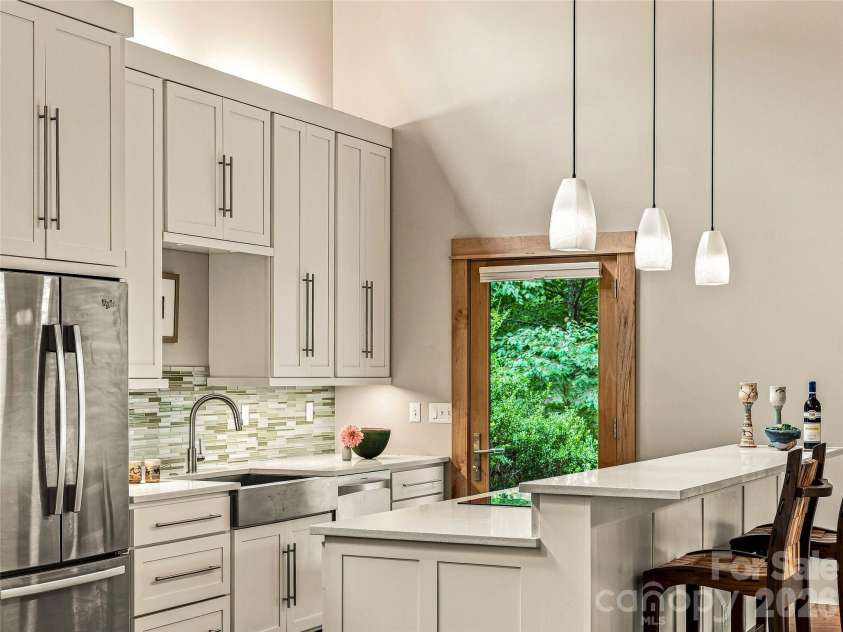 33 Robinson Creek Road, Asheville, NC 28803.  MLS# CAR4415737, YatesRealty ID 47672. Enjoy conversation while in the kitchen.