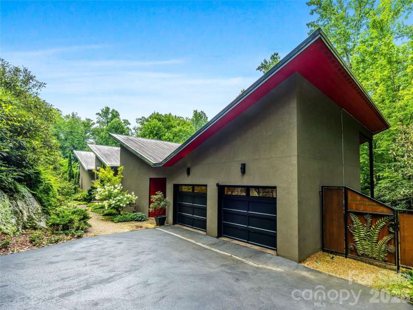 33 Robinson Creek Road, Asheville, NC 28803.  MLS# CAR4415737, YatesRealty ID 47672. Your next home.