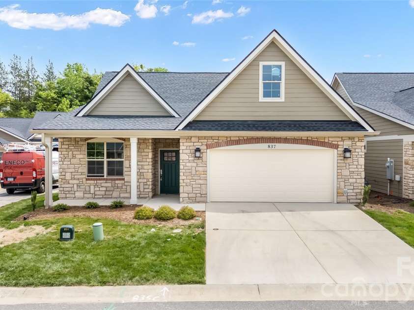 827B Wynnshire Drive, Hickory, NC 28601.  MLS# CAR4419001, YatesRealty ID 47673. 