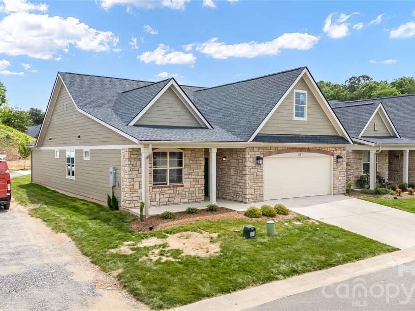 827B Wynnshire Drive, Hickory, NC 28601.  MLS# CAR4419001, YatesRealty ID 47673. 