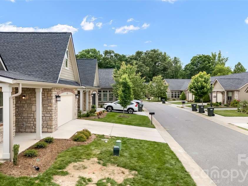 827B Wynnshire Drive, Hickory, NC 28601.  MLS# CAR4419001, YatesRealty ID 47673. 