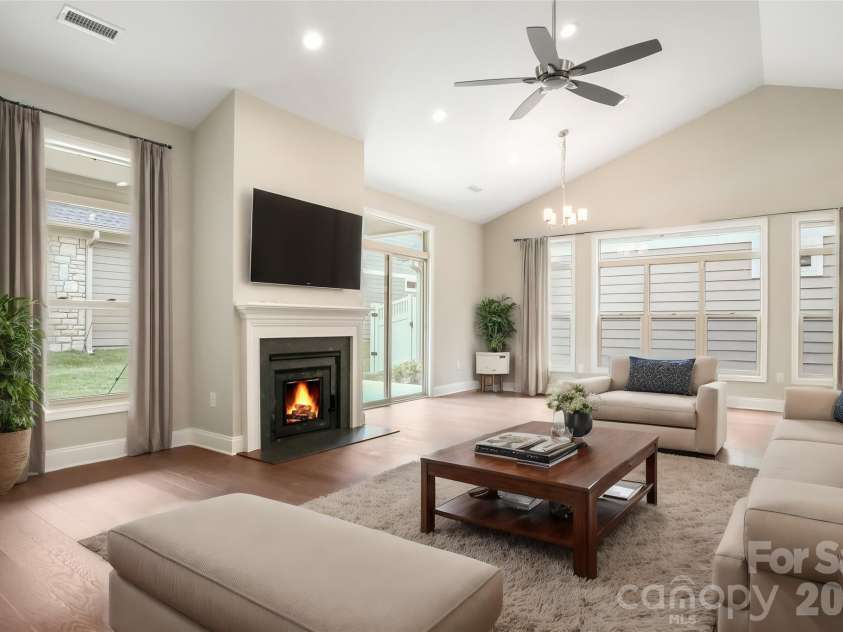 827B Wynnshire Drive, Hickory, NC 28601.  MLS# CAR4419001, YatesRealty ID 47673. 