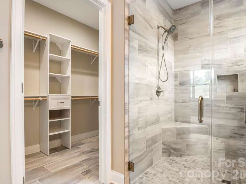 827B Wynnshire Drive, Hickory, NC 28601.  MLS# CAR4419001, YatesRealty ID 47673. 