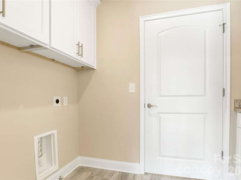 827B Wynnshire Drive, Hickory, NC 28601.  MLS# CAR4419001, YatesRealty ID 47673. 