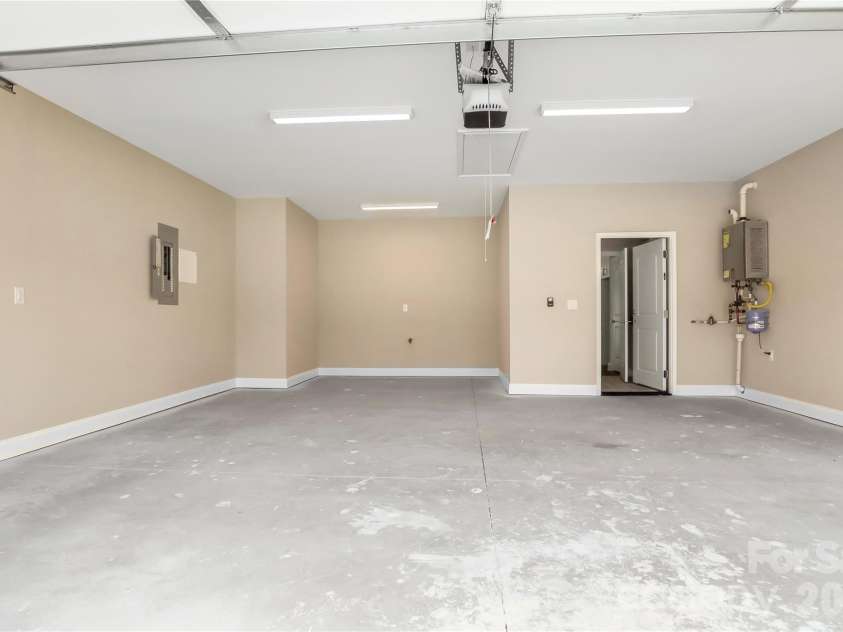 827B Wynnshire Drive, Hickory, NC 28601.  MLS# CAR4419001, YatesRealty ID 47673. 