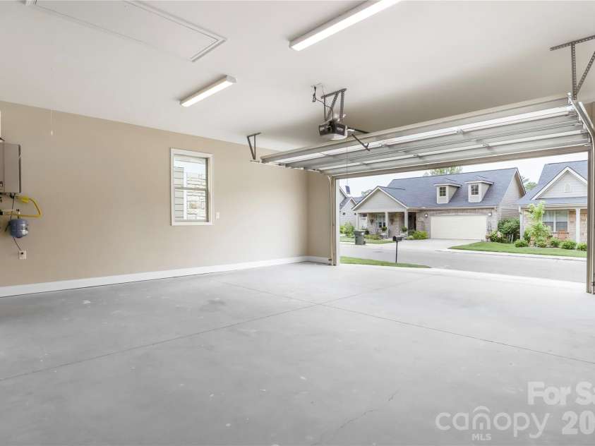 827B Wynnshire Drive, Hickory, NC 28601.  MLS# CAR4419001, YatesRealty ID 47673. 