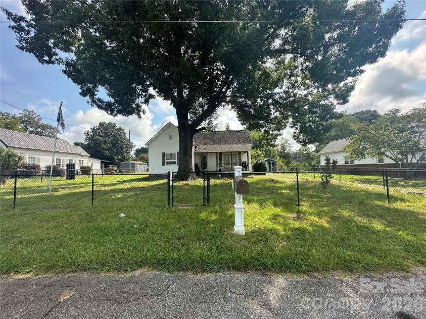 609 Front Street, Chesnee, SC 29323.  MLS# CAR4419514, YatesRealty ID 47678. 