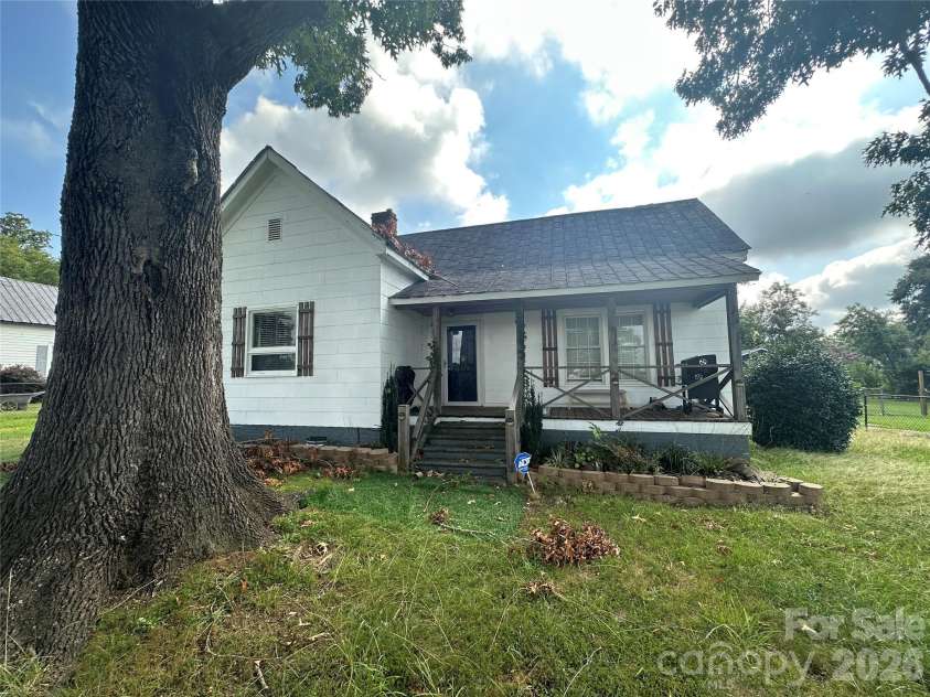 609 Front Street, Chesnee, SC 29323.  MLS# CAR4419514, YatesRealty ID 47678. 