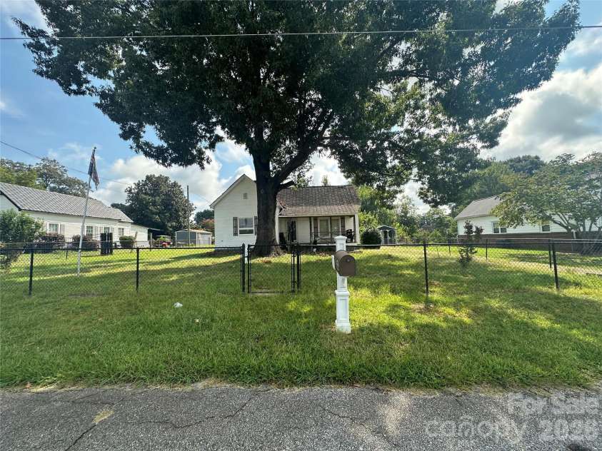 609 Front Street, Chesnee, SC 29323.  MLS# CAR4419514, YatesRealty ID 47678. 