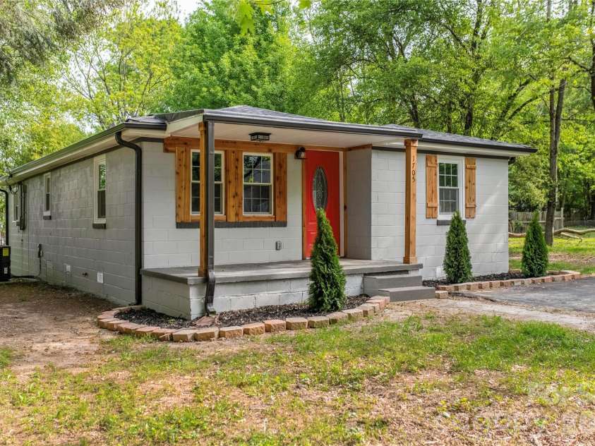 1705 Cloaninger Avenue, Statesville, NC 28625.  MLS# CAR4346871, YatesRealty ID 4768. 1705 E Cloaninger