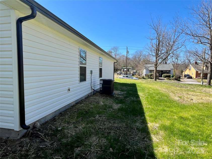 324 Ashford Street, Chester, SC 29706.  MLS# CAR4231599, YatesRealty ID 4768. 