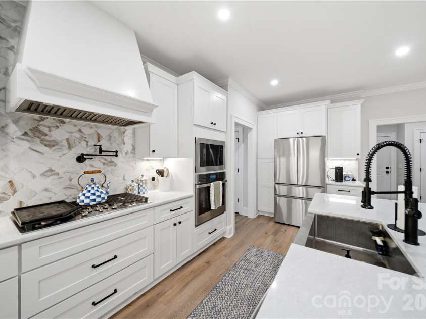531 Buckview Lane, Elgin, SC 29045.  MLS# CAR4418868, YatesRealty ID 47683. Custom Kitchen with All the Bells and Whistles