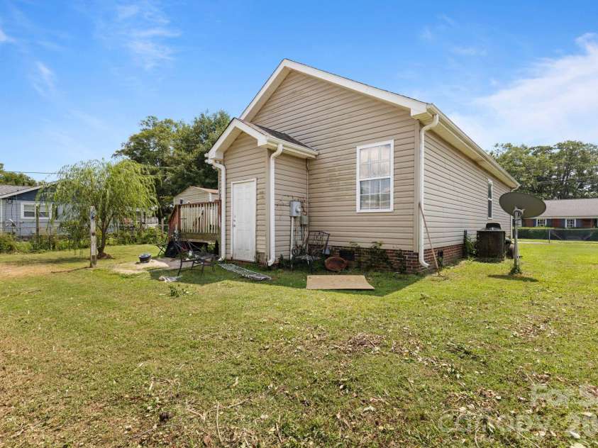 206 Oakland Avenue, Greer, SC 29650.  MLS# CAR4418978, YatesRealty ID 47684. 
