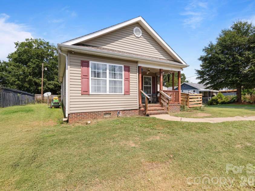 206 Oakland Avenue, Greer, SC 29650.  MLS# CAR4418978, YatesRealty ID 47684. 