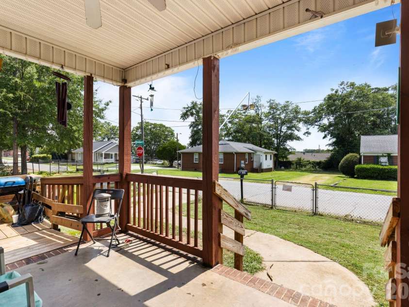 206 Oakland Avenue, Greer, SC 29650.  MLS# CAR4418978, YatesRealty ID 47684. 