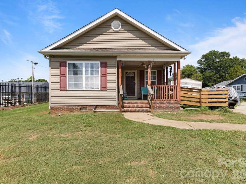 206 Oakland Avenue, Greer, SC 29650.  MLS# CAR4418978, YatesRealty ID 47684. 
