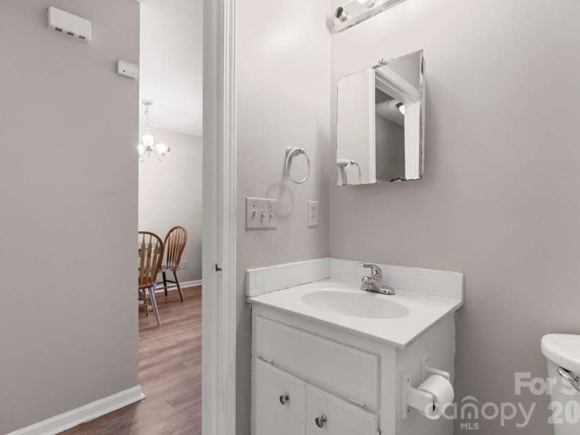 206 Oakland Avenue, Greer, SC 29650.  MLS# CAR4418978, YatesRealty ID 47684. Bathrom