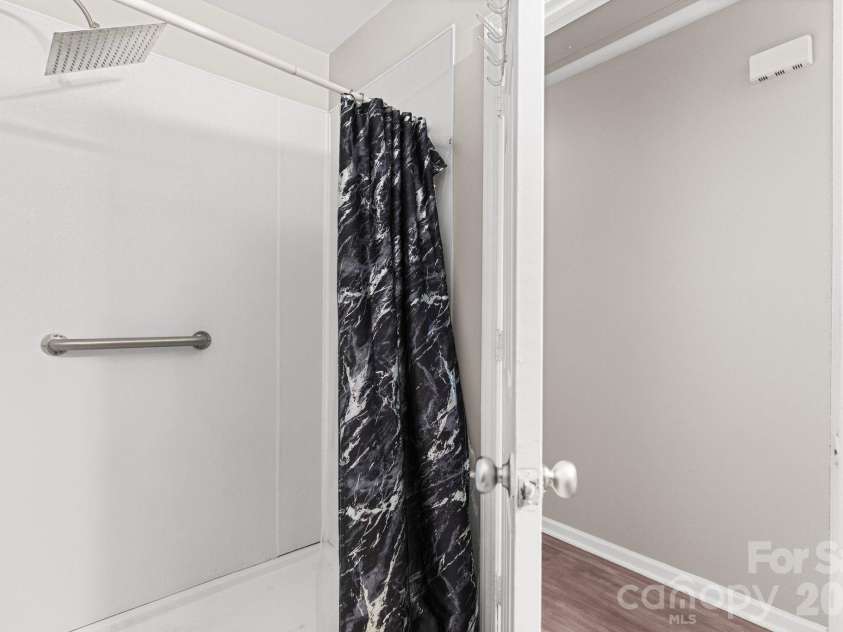 206 Oakland Avenue, Greer, SC 29650.  MLS# CAR4418978, YatesRealty ID 47684. Bathroom