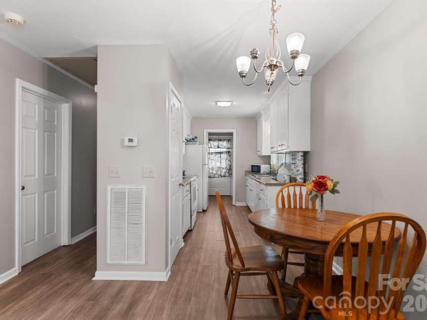 206 Oakland Avenue, Greer, SC 29650.  MLS# CAR4418978, YatesRealty ID 47684. Dining