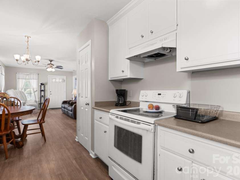 206 Oakland Avenue, Greer, SC 29650.  MLS# CAR4418978, YatesRealty ID 47684. Kitchen