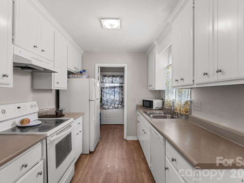 206 Oakland Avenue, Greer, SC 29650.  MLS# CAR4418978, YatesRealty ID 47684. Kitchen