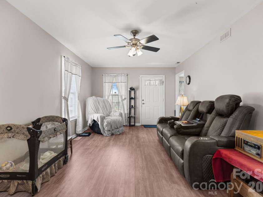 206 Oakland Avenue, Greer, SC 29650.  MLS# CAR4418978, YatesRealty ID 47684. Living Room