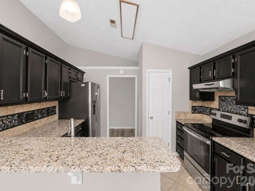 1828 Sugar Hollow Drive, Charlotte, NC 28214.  MLS# CAR4407302, YatesRealty ID 47687. 