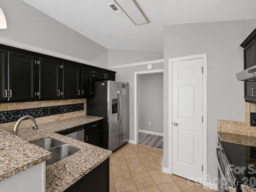 1828 Sugar Hollow Drive, Charlotte, NC 28214.  MLS# CAR4407302, YatesRealty ID 47687. 