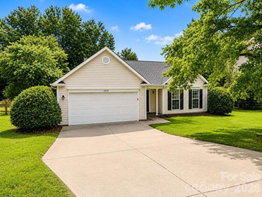 1828 Sugar Hollow Drive, Charlotte, NC 28214.  MLS# CAR4407302, YatesRealty ID 47687. 