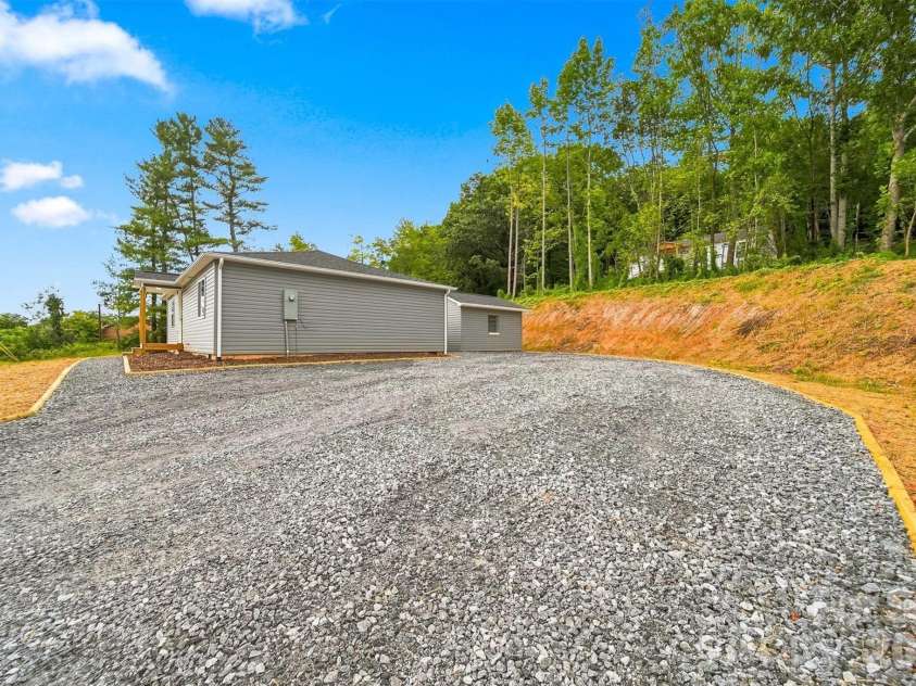 109 Countryside Drive, Lenoir, NC 28645.  MLS# CAR4419459, YatesRealty ID 47688. 
