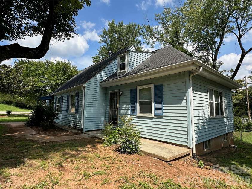 1012 Louise Road, Winston Salem, NC 27107.  MLS# CAR4419508, YatesRealty ID 47691. Exterior front