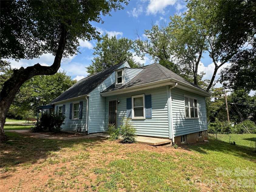 1012 Louise Road, Winston Salem, NC 27107.  MLS# CAR4419508, YatesRealty ID 47691. Exterior front