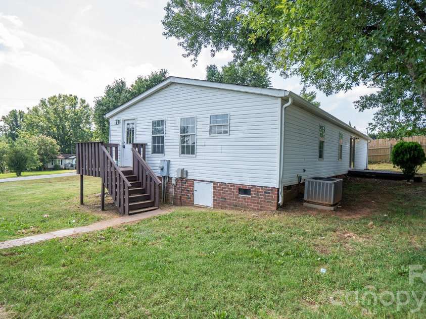 492 Bethlehem Road, Statesville, NC 28677.  MLS# CAR4419534, YatesRealty ID 47693. 