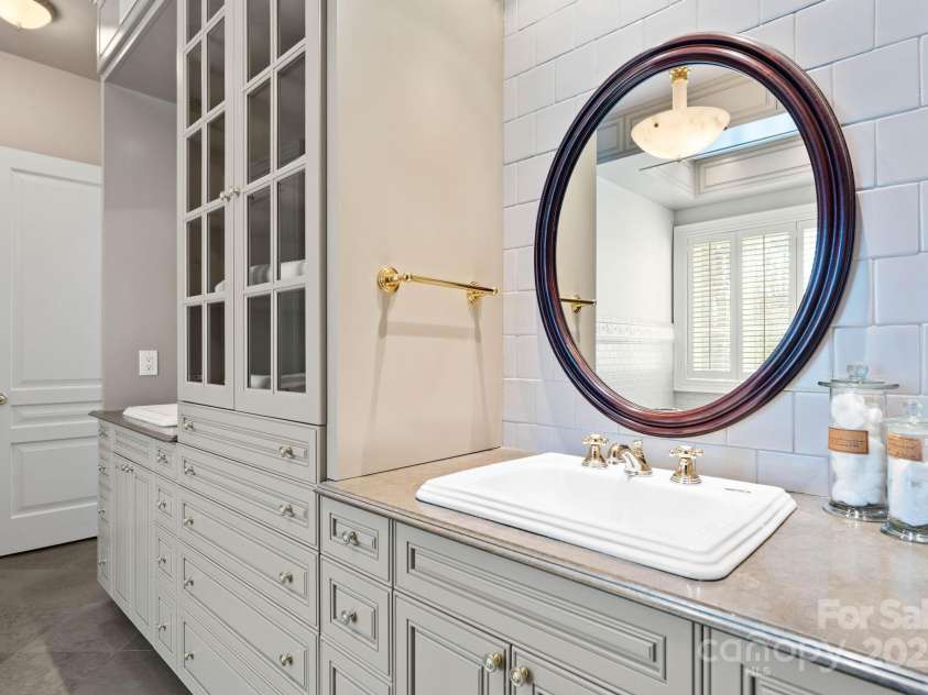 1676 Valle Cay Drive, Vilas, NC 28692.  MLS# CAR4227126, YatesRealty ID 4770. Primary Bath