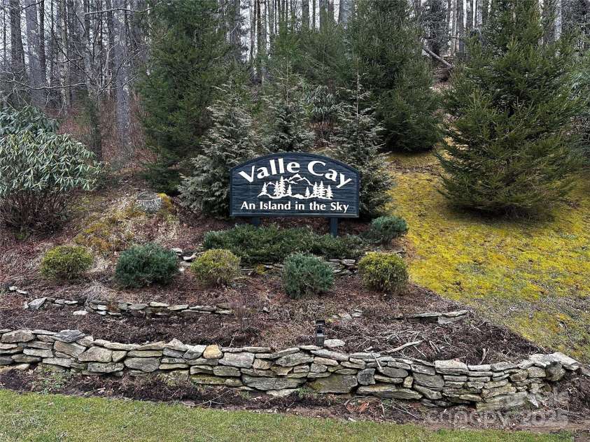 1676 Valle Cay Drive, Vilas, NC 28692.  MLS# CAR4227126, YatesRealty ID 4770. Welcome to Valle Cay