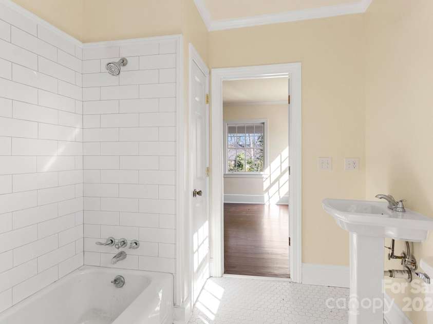 615 Peach Street, Shelby, NC 28150.  MLS# CAR4119174, YatesRealty ID 4771. Bathroom #3 w/ tub/shower combination