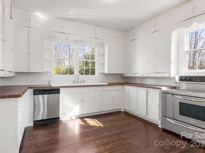 615 Peach Street, Shelby, NC 28150.  MLS# CAR4119174, YatesRealty ID 4771. Bright and airy kitchen